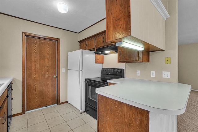 908 S Trail Dr, Altus, OK 73521 - kitchen featuring electric range, under cabinet range hood, a peninsula, light countertops, and freestanding refrigerator