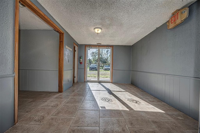 1028 N 11th St, Chickasha, OK 73018 - foyer with a textured wall and a textured ceiling
