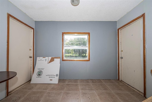 1028 N 11th St, Chickasha, OK 73018 - laundry area featuring a textured ceiling