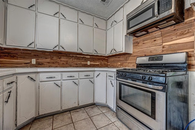 1028 N 11th St, Chickasha, OK 73018 - kitchen featuring stainless steel appliances and white cabinets