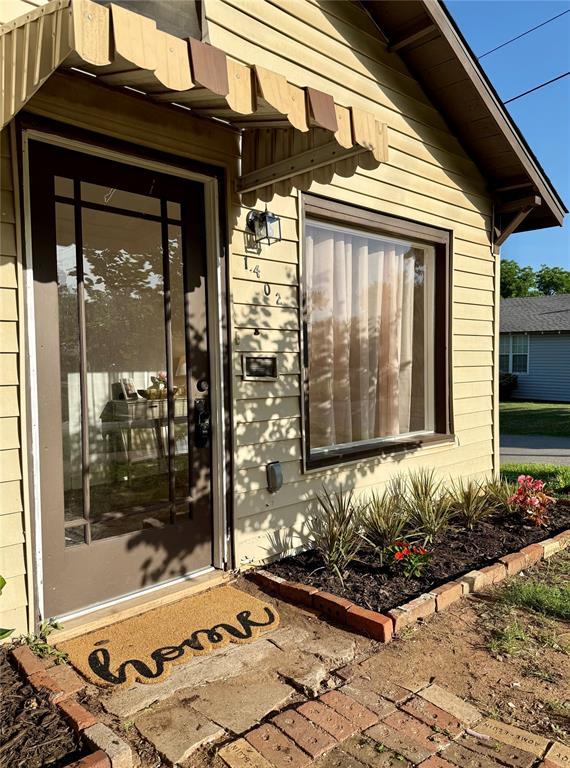 1402 S 14th St, Chickasha, OK 73018 - entrance to property