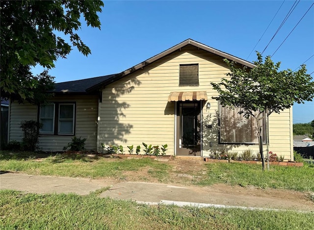 1402 S 14th St, Chickasha, OK 73018 - view of bungalow-style house