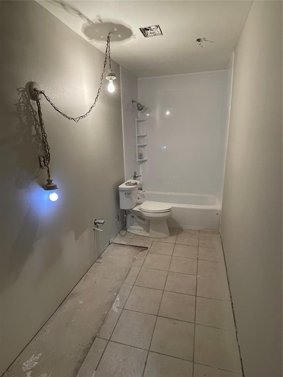 13090 County Road 1140, Lookeba, OK 73053 - bathroom with tile patterned floors and washtub / shower combination