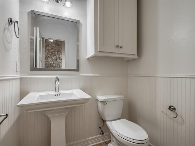 8408 NW 134th St, Oklahoma City, OK 73142 - half bathroom featuring a wainscoted wall
