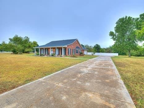 23 Lake Ln, Shawnee, OK 74804 - view of front of home featuring a front yard and concrete driveway