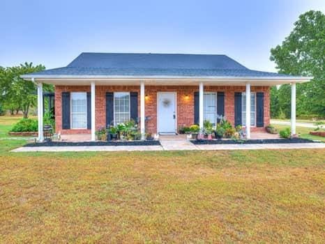 23 Lake Ln, Shawnee, OK 74804 - view of front of home featuring covered porch and a front lawn