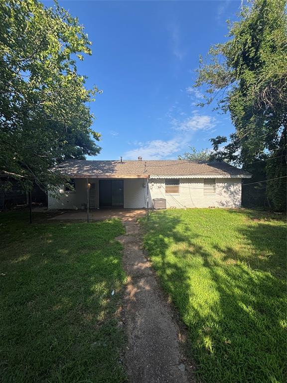 833 S Scott St, Del City, OK 73115 - back of property featuring a yard and a patio area