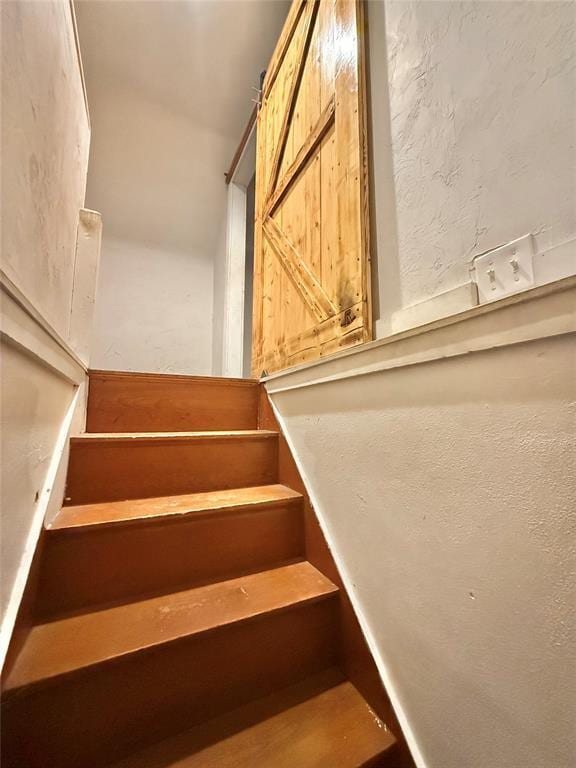722 E Main St, Sentinel, OK 73664 - stairway featuring a textured wall