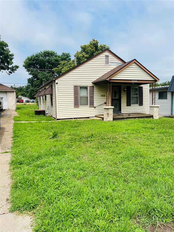 1606 S Choctaw Ave, El Reno, OK 73036 - view of front of house featuring a porch and a front yard