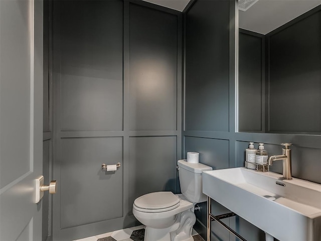 2917 Piazza Ct, Arcadia, OK 73007 - half bath featuring toilet and a decorative wall