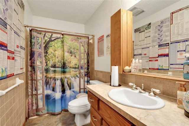 4213 NE 143rd St, Edmond, OK 73013 - full bath with a textured ceiling, curtained shower, vanity, tile walls, and tasteful backsplash