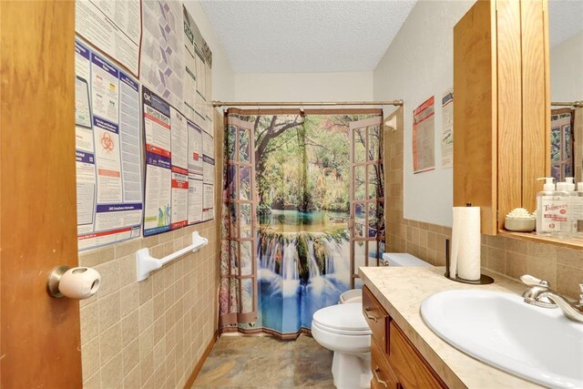 4213 NE 143rd St, Edmond, OK 73013 - full bathroom featuring tile walls, a textured ceiling, and vanity