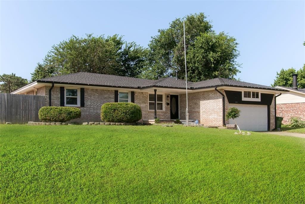 300 Yukon Ave, Yukon, OK 73099 - photo 1
