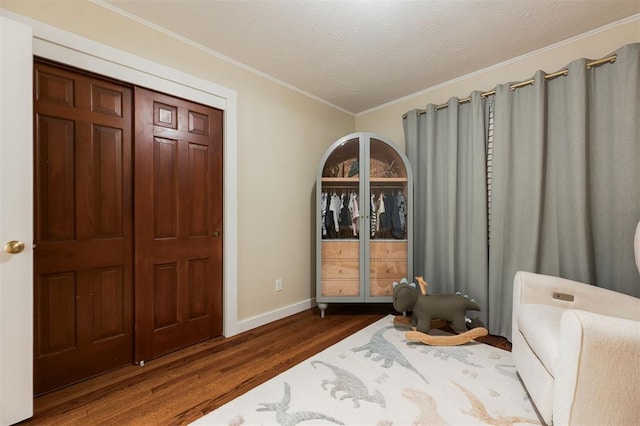 2800 Kerry Ln, Oklahoma City, OK 73120 - foyer with wood finished floors, ornamental molding, and a textured ceiling