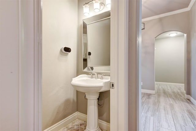4600 Kentucky Ridge Dr, Mustang, OK 73064 - bathroom featuring ornamental molding and baseboards