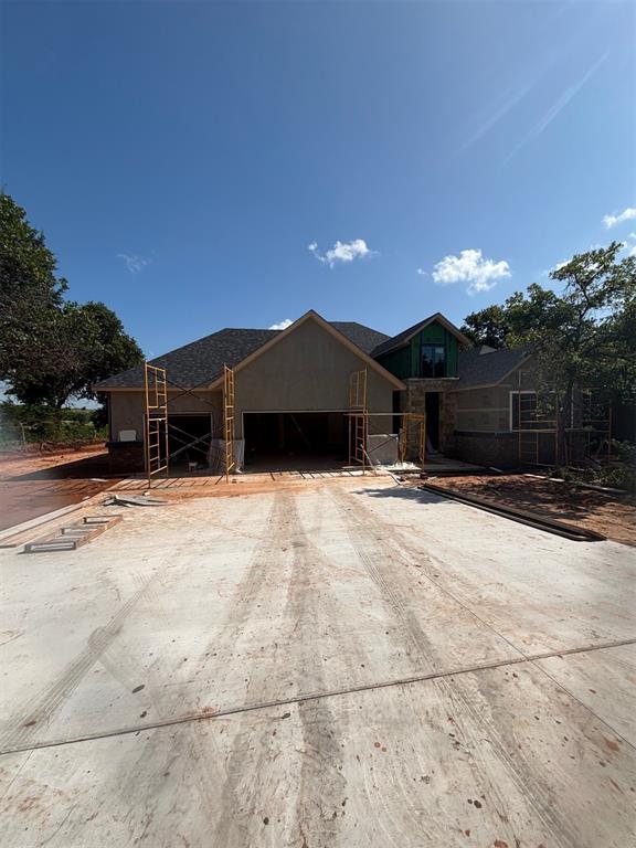 8209 Buffalo Rdg, Arcadia, OK 73007 - view of front facade featuring an attached garage, stucco siding, and dirt driveway