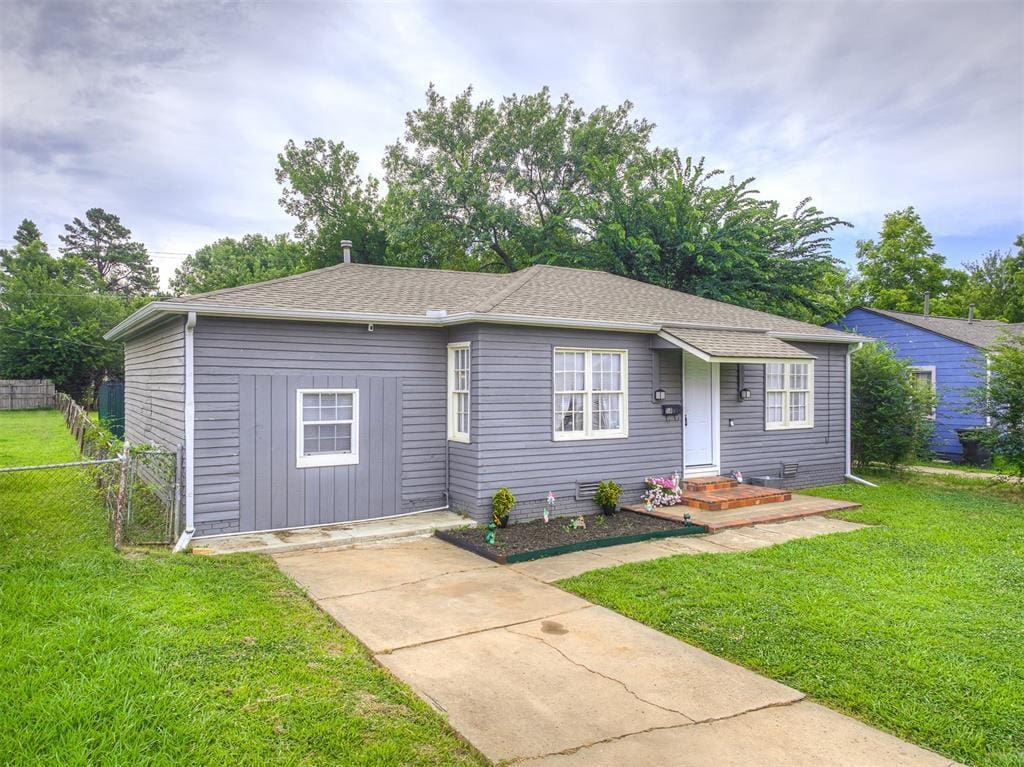 518 E Lockheed Dr, Midwest City, OK 73110 - photo 1