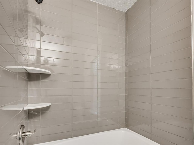 11516 N Barnes Ave, Oklahoma City, OK 73120 - full bath featuring shower / washtub combination and a textured ceiling