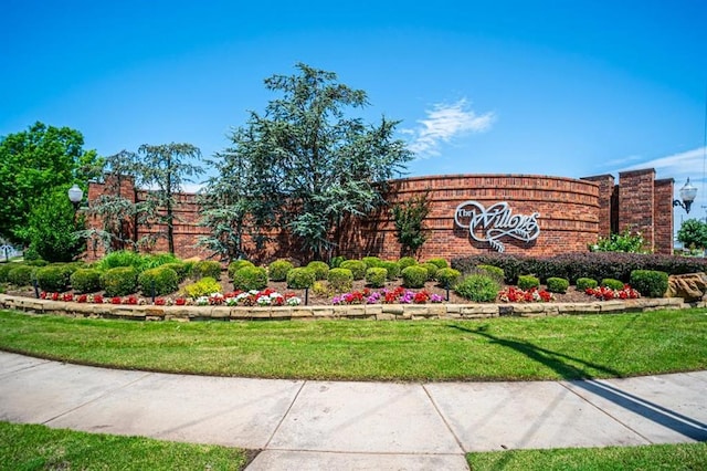 3205 Sycamore Dr, Moore, OK 73160 - community / neighborhood sign featuring a lawn