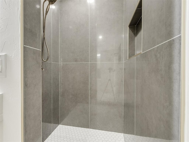 426 NW 115th St, Oklahoma City, OK 73114 - full bathroom featuring a tile shower