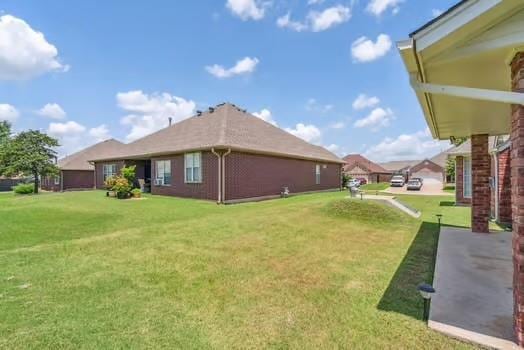 11416 Leslie Beachler Ln, Midwest City, OK 73130 - view of grassy yard