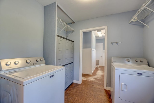 824 N Poplar Ln, Midwest City, OK 73130 - laundry area with washing machine and dryer and baseboards