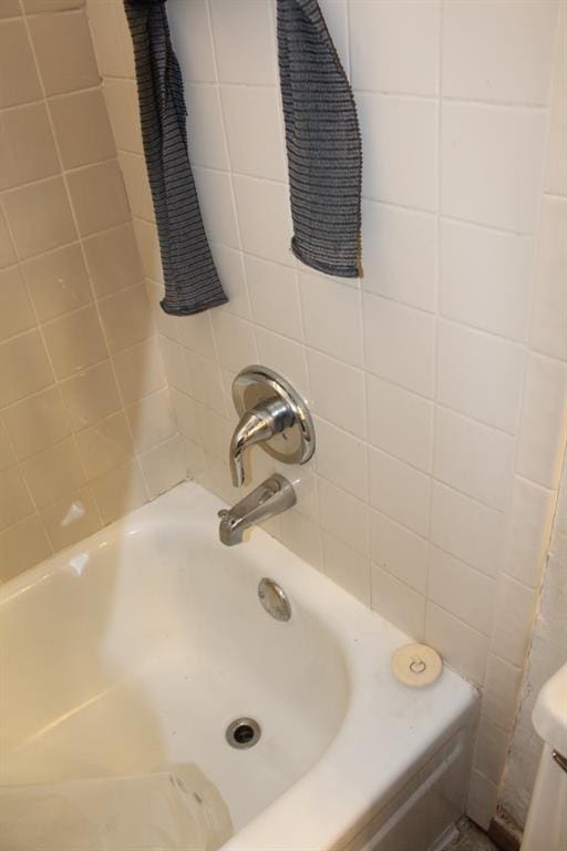 9607 NE 3rd Pl, Midwest City, OK 73130 - full bathroom featuring a sink