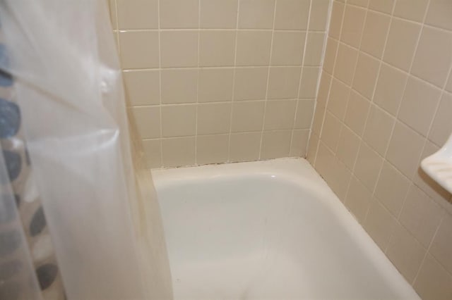 9607 NE 3rd Pl, Midwest City, OK 73130 - bathroom with a tub and a shower with curtain