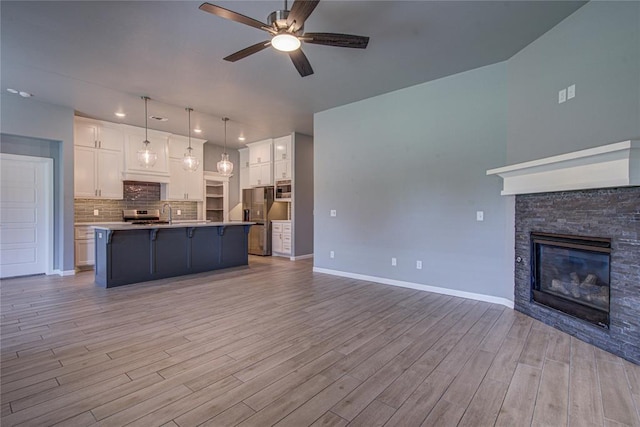3800 Palmetto Trl, Oklahoma City, OK 73179 - kitchen with open floor plan, stainless steel appliances, ceiling fan, white cabinetry, and recessed lighting