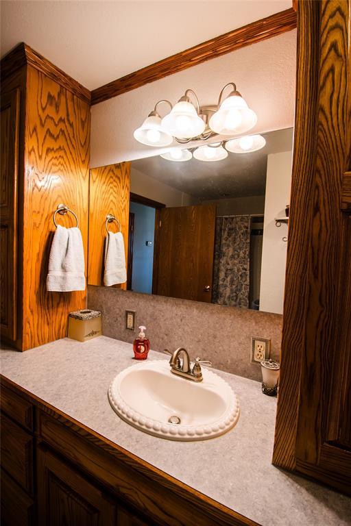 23281 N Pvt 3227 Dr, Pauls Valley, OK 73075 - full bath with vanity, ornamental molding, and a chandelier