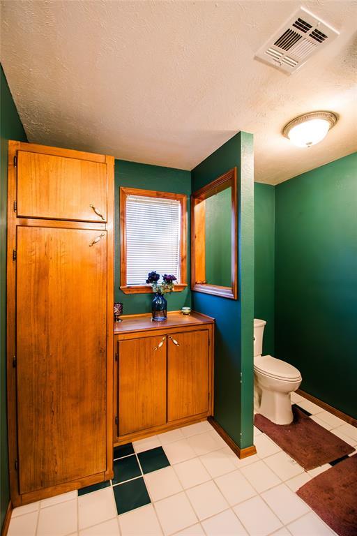 23281 N Pvt 3227 Dr, Pauls Valley, OK 73075 - bathroom with toilet and a textured ceiling