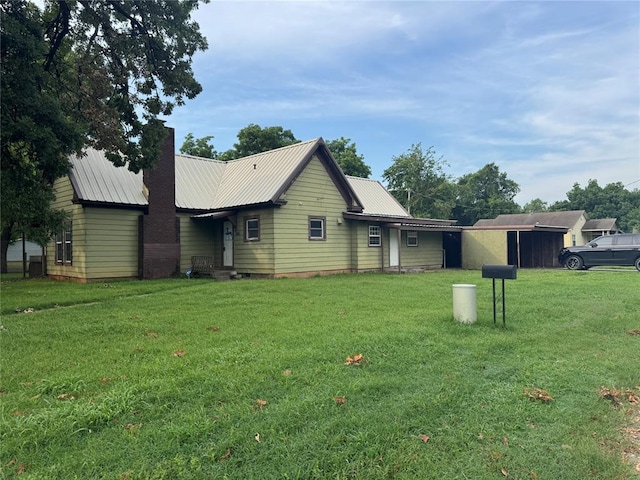 201 S Oak St, Pauls Valley, OK 73075 - view of side of home featuring a metal roof and a yard