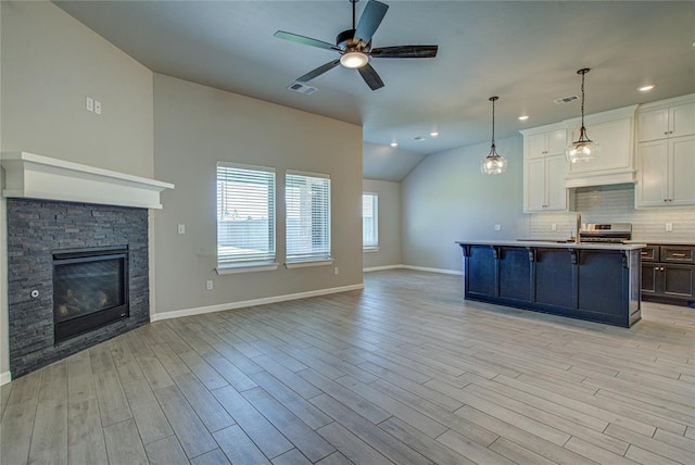 9120 NW 123rd St, Yukon, OK 73099 - kitchen featuring open floor plan, vaulted ceiling, a kitchen bar, tasteful backsplash, and ceiling fan