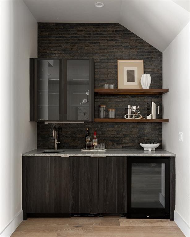 907 NW 9th St Unit B, Oklahoma City, OK 73106 - indoor wet bar with wine cooler, light wood-style floors, backsplash, and lofted ceiling