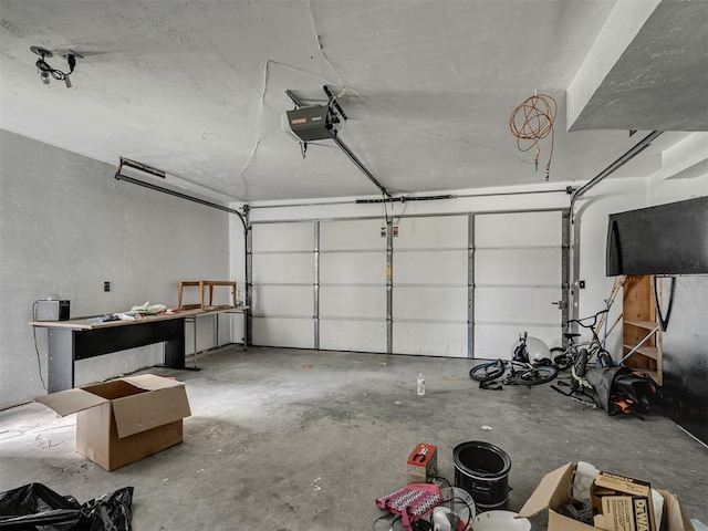 356818 E 1070th Rd, Prague, OK 74864 - garage featuring a garage door opener