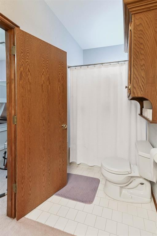 2704 Jills Trl, Edmond, OK 73012 - bathroom featuring a shower with shower curtain and lofted ceiling