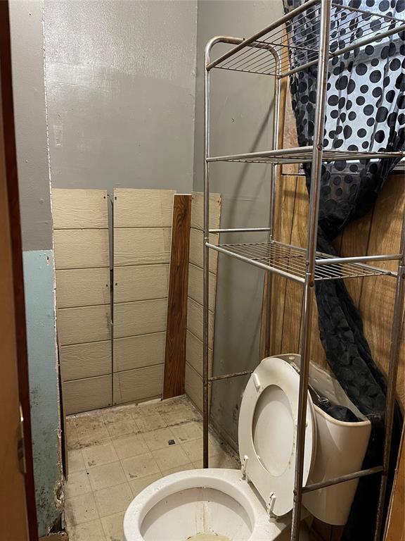 1309 W Pecan Ave, Duncan, OK 73533 - bathroom featuring toilet