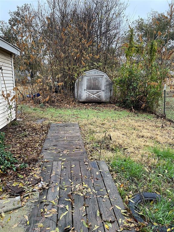1309 W Pecan Ave, Duncan, OK 73533 - view of yard featuring a shed
