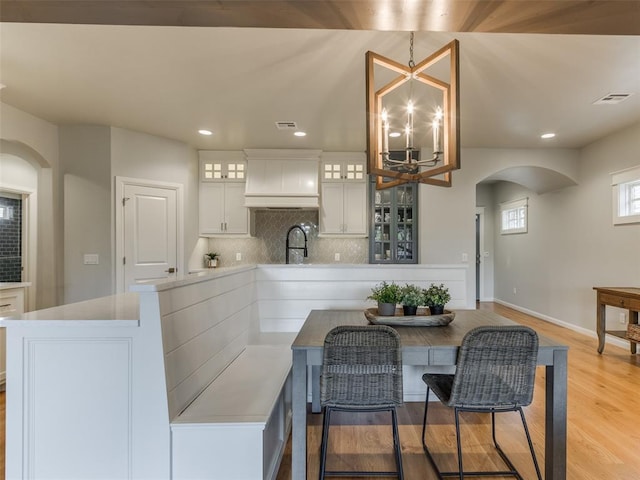 3508 Pavilion Pl, Edmond, OK 73034 - dining room featuring arched walkways, light wood finished floors, a chandelier, and recessed lighting