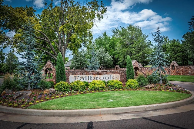 2916 Wood Thrush Way, Edmond, OK 73012 - community sign with a yard
