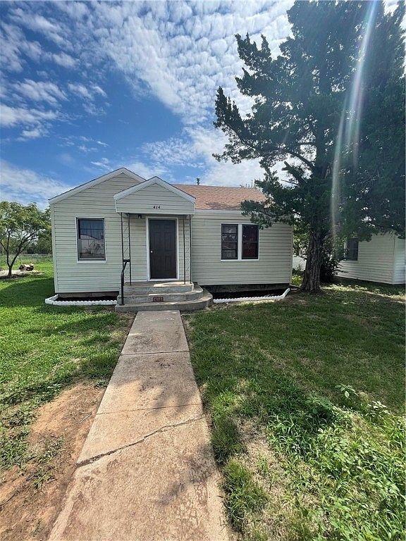 414 N Elm St, Granite, OK 73547 - view of front facade featuring a front lawn