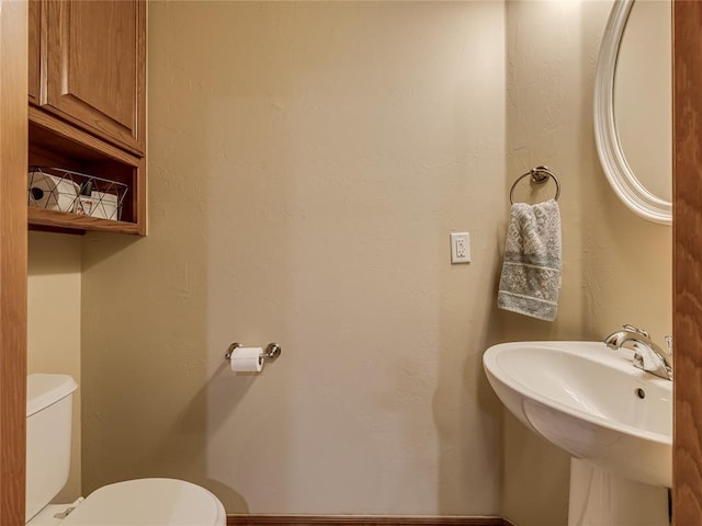 9021 NW 81st St, Yukon, OK 73099 - half bath featuring toilet and a sink