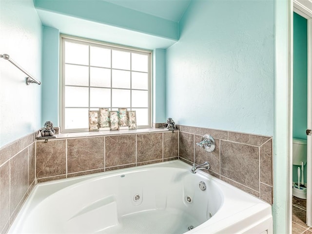 516 SW 161st St, Oklahoma City, OK 73170 - full bath featuring a jetted tub and plenty of natural light