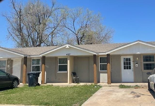 427 SE 17th St, Oklahoma City, OK 73129 - ranch-style home featuring a front yard and roof with shingles