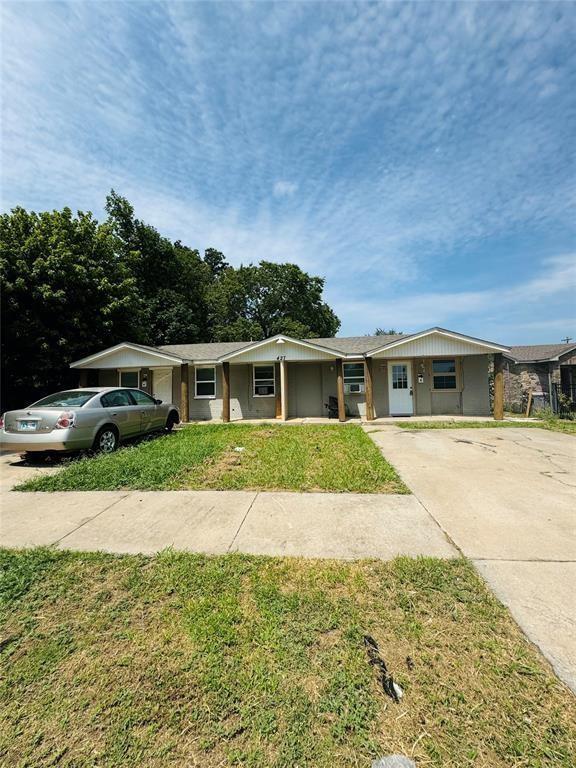 427 SE 17th St, Oklahoma City, OK 73129 - single story home featuring driveway, a front lawn, and covered porch