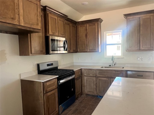 681 Cedar Hill Way, Washington, OK 73093 - kitchen with appliances with stainless steel finishes, light countertops, and vaulted ceiling