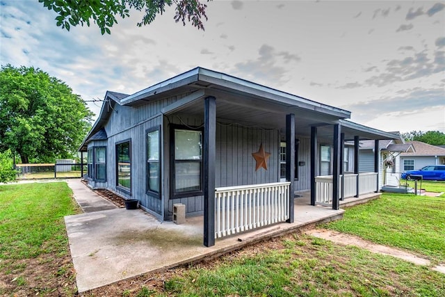 201 E 2nd St, Stroud, OK 74079 - view of front of home featuring a front yard and a porch