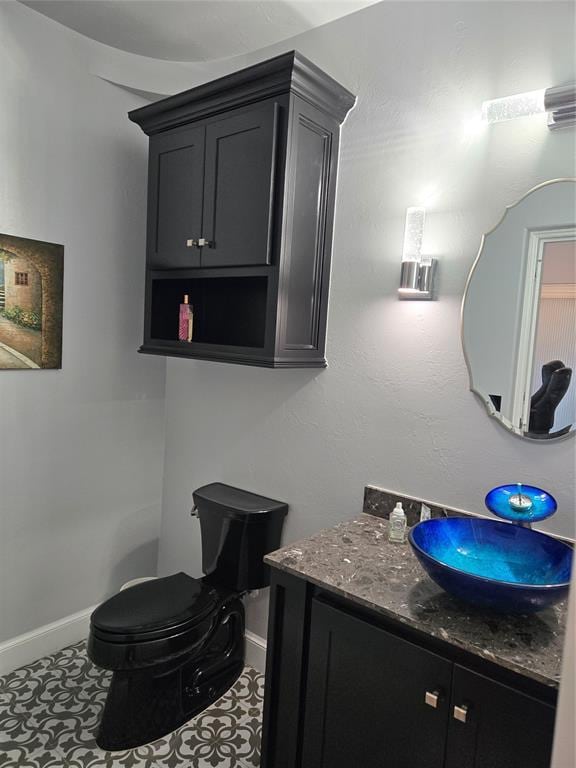 9252 Elaine Dr, Midwest City, OK 73130 - half bath featuring baseboards and vanity