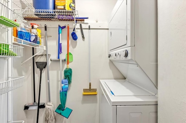 6100 N Brookline Ave Unit 2, Oklahoma City, OK 73112 - laundry room featuring stacked washer / drying machine