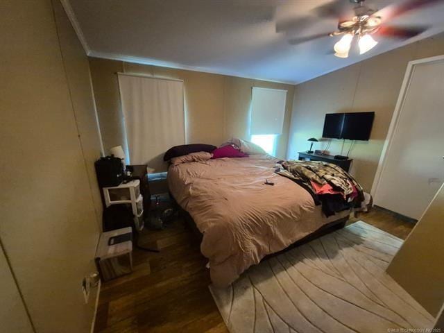 2908 Harber Loop, Grove, OK 74020 - bedroom featuring wood finished floors, lofted ceiling, and a ceiling fan